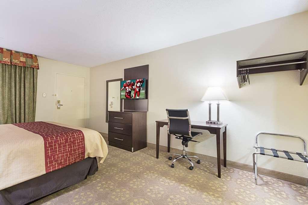 Red Roof Inn Plus+ Dallas - Addison Room photo